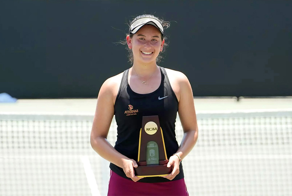 Lindsay Eisenman ’26 with trophy.