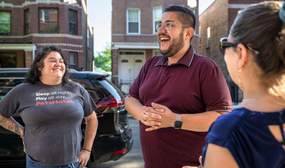 Carlos Rivas speaking to students