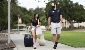 Students walk down a pathway together on move in day